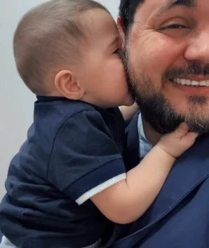 Bebê abraçando o enfermeiro